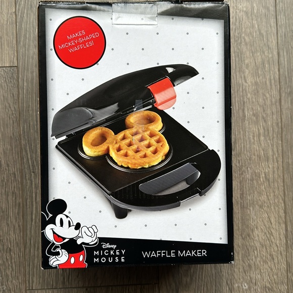 NEW IN BOX Mickey Mouse waffle maker - Picture 3 of 4